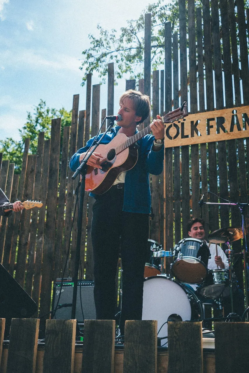 GRIM och band på ängen under folk från skogen 2024