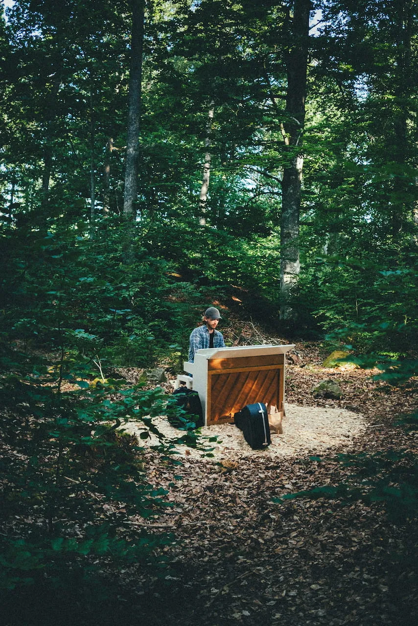 Johan Olsson spelar akustiskt piano i en skogsglänta under folk från skogen 2024