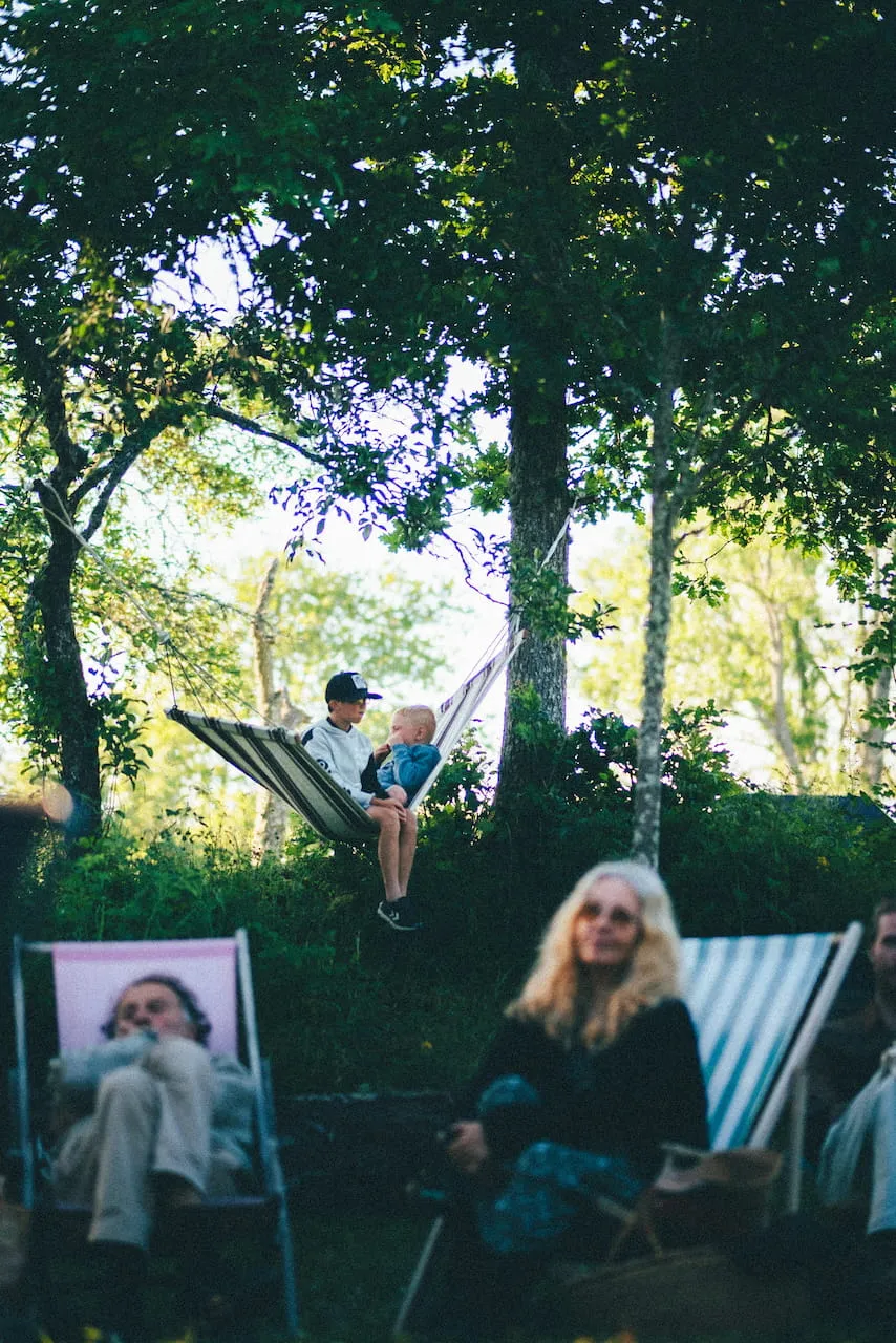 Mingelfoto på barn i hängmatta från folk-från-skogen sommaren 2024