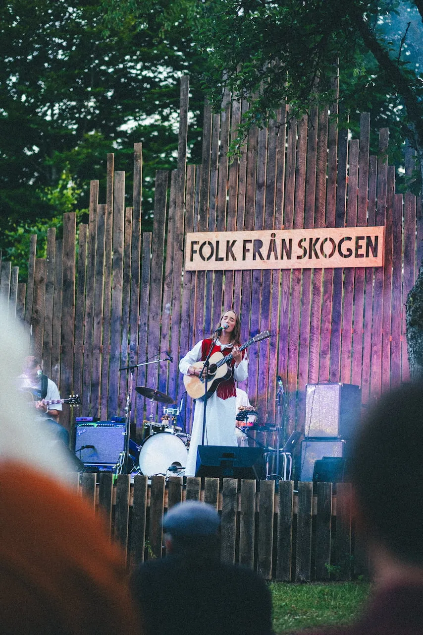 Wilma Holmes i dimman på ängen under folk från skogen 2024