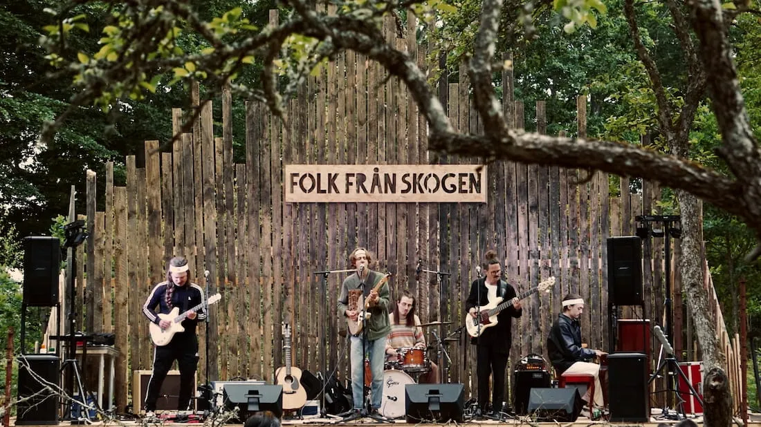 Tiger & Träden med band på folk från skogen-scenen